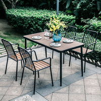 Ensemble de tables et chaises de jardin de style américain en métal avec structure en fer, idéal pour les petites cours et les salons de thé.