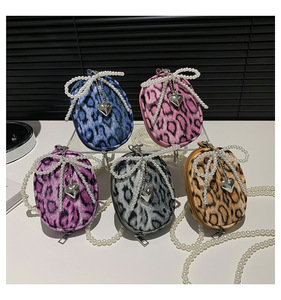 Exquisite coin <b>purse</b>, oval design, <b>pink</b> leopard print and pearl embellishment - Product Image 6