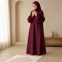 Robe longue plissée opulente avec détail de manche en forme de rose unique, service de couleur ODM pour la grande célébration, robe musulmane pour femmes