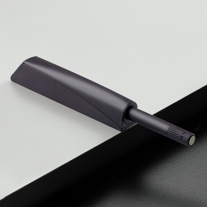 Loquet de porte magnétique en plastique noir, design minimaliste pour portes d'armoires, type bouton-poussoir - Product Image 1