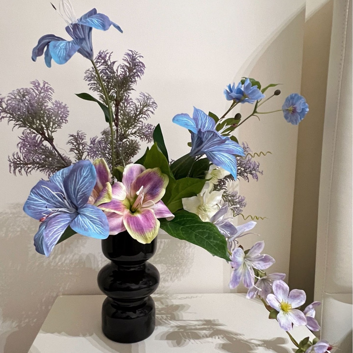 Fleurs violettes1 + vase en verre noir