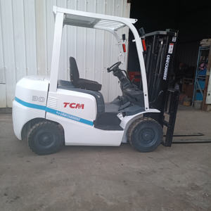 Chariot élévateur à fourche à trois étages à pneus pleins, longueur de la fourche 2, TCM 3 tonnes, moteur diesel d'occasion, combustion interne, modèle 2023 - Product Image 2