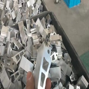 Scie à découper l'aluminium CNC à tête unique contrôlée par PLC avec certificat CE pour la fabrication et le traitement des métaux industriels - Product Image 4