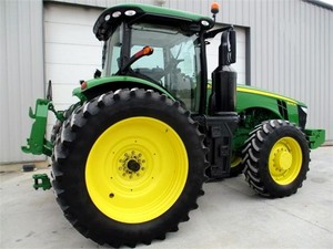 Tracteur agricole bien entretenu 2020 John Deere 8245R avec chargeur frontal et pelle arrière pour travaux de traction lourds - Product Image 6