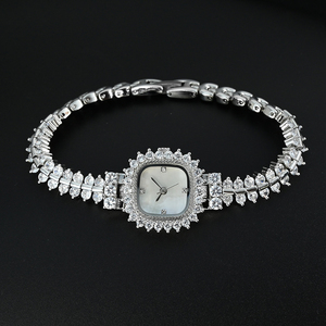 Montre sur mesure élégante et délicate avec sertissage à griffes, cadran en nacre et bracelet en laiton réglable pour femme - Product Image 6