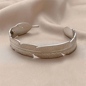 Joyería Hipoalergénica al por Mayor, Pulseras de Plumas Chapadas en Oro - Product Image 5