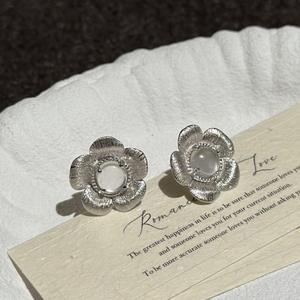 Boucles d'oreilles vintage en argent pur S925, petites fleurs, bijoux légers et tendance avec un design original et élégant, goutte de glace, mousse de jade - Product Image 1