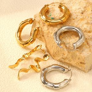 Boucles d'oreilles créoles en acier inoxydable plaqué or 18 carats longue durée, bijoux classiques, boucles d'oreilles épaisses torsadées irrégulières pour femmes - Product Image 1