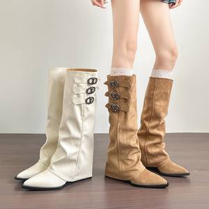 Botas largas de aumento de altura interior puntiagudas blancas para mujer, botas de tubo largo con hebilla de cinturón Retro Para otoño e invierno, botas de caballero con tacones de cuña - Product Image 4