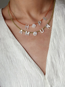 Collar Personalizado de Verano con Nombre de Perlas, Abalorios de Cristal y Letra de Concha Estética - Product Image 4