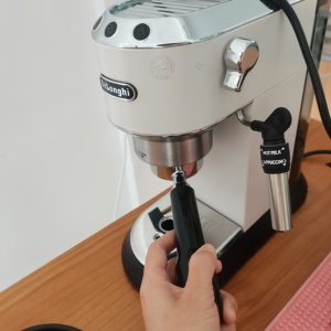 Nuevo producto Ideas 2024 <span class=keywords><strong>Mango</strong></span> de plástico <span class=keywords><strong>Delonghi</strong></span> 304 Máquina de espresso sin fondo de acero inoxidable Portafiltro de café con 3 orejas - Product Image 3