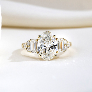 Anillo de Compromiso MSR-2243 Messi Jewelry de Oro Amarillo de 10K con Tres Diamantes Cultivados en Laboratorio con Corte Ovalado - Product Image 1