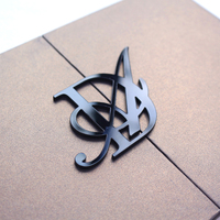 Invitation de luxe à trois volets en bronze métallisé scintillant avec carte en acrylique noir, enveloppe et cartes d'insertion pour fête de mariage