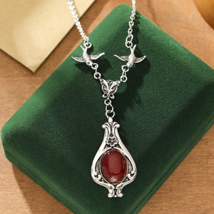 Collar de Ágata Roja Estilo Academia Oscura para Mujer, Plata Antigua, Garganta de Golondrina, Mariposa, Joyería Gótica Vintage - Product Image 1