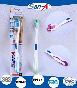 Cepillo Manual Premium Modelo Nueve <span class=keywords><strong>Diecisiete</strong></span> con Raspador de Lengua Integrado, Cuidado Bucal Eficaz Esencial - Product Image 2