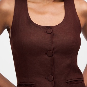 Meilleure Vente Ensemble Deux Pièces Femme en Lin Couleur Marron Unie, Gilet Sans Manches et Haut Boutonné à Col Carré, Style Formel - Product Image 2