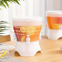 Un pichet de 5 L/169 oz capable de contenir trois types de boissons, se tourne à 360 degrés, avec un design minimaliste et élégant