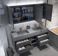 Meuble de salle de bain gris avec comptoir en marbre et double vasque