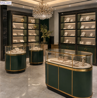 Comptoir de présentation de bijoux rectangulaire de luxe personnalisé en verre incurvé avec finition dorée Maxsen, éclairage LED, vitrine de magasin durable