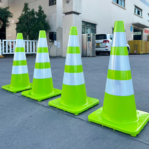Cono de seguridad de PVC de 700 mm (28 pulgadas) con alta reflectividad, cono de advertencia de plástico para seguridad vial. - Product Image 5