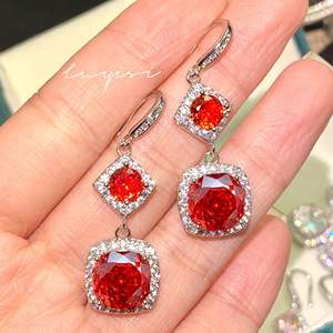 Pendientes rojos chinos de corte Rosa milenario para mujer, Nueva joyería de moda de gota de gradiente largo cuadrado de diamante rosa brillante octogonal - Product Image 6