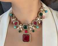 Parure de collier en laiton plaqué or mat, ornée de zircons multicolores, de pierres Kundan et de diamants Polki, idéale pour mariages, fiançailles et fêtes.