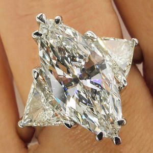 Anello in Oro Bianco con Diamante Taglio Marquise Colore D Naturale, Gioiello di Fidanzamento da Donna con Pietre Laterali a Triangolo - Product Image 1