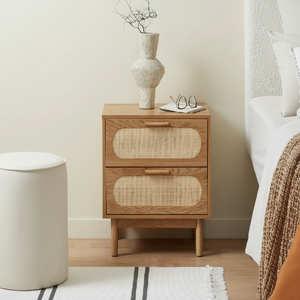 Mesita de noche bohemia de roble con dos cajones con inserciones de ratán de caña y patas cónicas, disponible a precios al por mayor - Product Image 1