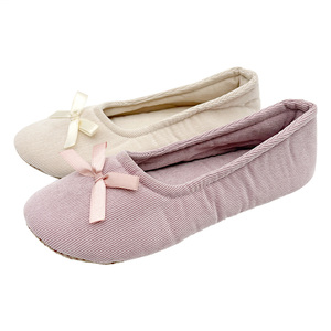 Morbide Pantofole Stile Ballerina per Donne con Decorazione Fiocco in Raso e Fodera in Velluto a Coste - Product Image 1