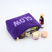 Sac à cosmétiques tendance en peluche d'hiver avec fermeture éclair lavable, sac à cosmétiques en gros avec fermeture éclair, sac à maquillage avec logo brodé, cadeau pour les clients