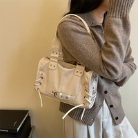 Sac à main noir pour femme style motard, design punk avec lacets et rivets, sac à bandoulière rétro