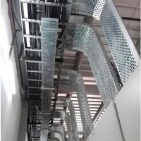 Fournisseur de gaines de câblage perforées GI – Caisse de câblage ventilée en acier avec couvercle pour le routage des câbles réseau et d'alimentation en intérieur