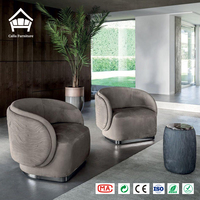 Fauteuils de luxe incurvés et arrondis, paire, motif vague, tissu velours, base métallique, personnalisation de meubles pour villa, hôtel, salon.