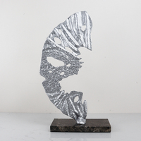 Grande sculpture abstraite en forme de feuille en argent avec base en métal et marbre, sculptée à la main pour la décoration moderne de la maison, du bureau ou de l'hôtel