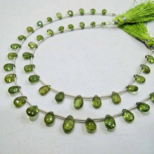 Cadena de Cuentas Lisas de Apatita Verde Natural en Forma de Corazón, 8 Pulgadas de Largo - Product Image 1