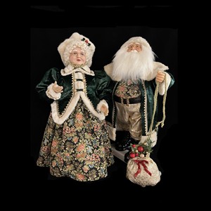 Juego de 2 figuras de Papá Noel y Mamá Claus con túnicas de tela verde, altura 60 cm - Product Image 1
