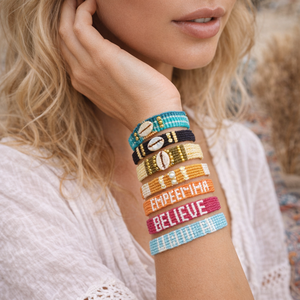 Bracelet d'amitié tressé fait main Resoul, style bohème, avec coquillages de cauris et broderie, en macramé, cadeau pour femme - Product Image 4