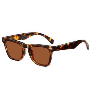 Gafas de Sol Personalizadas con Logotipo Vintage para Hombre y Mujer, Gafas de Sol Polarizadas Cuadradas UV400 para Conducir y Pescar - Product Image 4