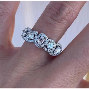 Bague de luxe la plus vendue, entièrement sertie de diamants, idéale pour les soirées, les vidéos musicales, les mariages et la collection de bijoux de mode, disponible à la vente - Product Image 6