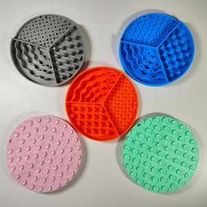 Plat de nourriture multifonctionnel en silicone pour animaux de compagnie, forme ronde 3 en 1, pour chat et chien, avec fonction de léchage lent - Product Image 1