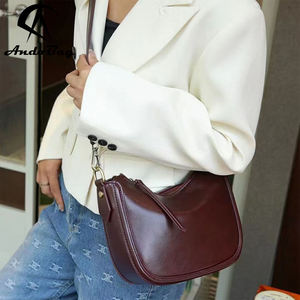AndoBag Sac carré petit décontracté rétro en cuir de vache véritable pour femmes, sac à bandoulière simple et élégant 77166 - Product Image 1