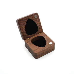Coffret Cadeau Personnalisé en Bois de Noyer avec Plectres de Guitare Gravés sur Mesure – Plectres en Bois Rétro pour Festivals Européens et Américains - Product Image 2