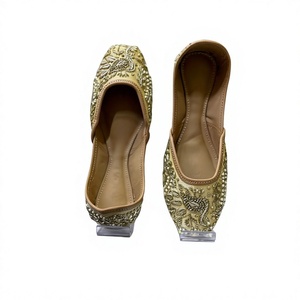 Chaussures de fête pour femmes de style traditionnel indien BS INTERNATIONAL, hautement confortables, en cuir fantaisie, brodées, personnalisables - Product Image 3