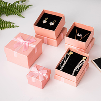 En stock - Boîte à bijoux rigide en papier artistique de luxe pour la Saint-Valentin avec fermeture magnétique, logo personnalisé et nœud en ruban - Matériaux recyclés