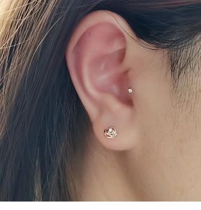 Boucle d'oreille mini rose en or 18 carats avec diamant naturel Xinfly - Product Image 3