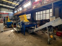 Broyeur automatique de palettes en bois : transforme des palettes entières avec des clous - pas de démontage manuel nécessaire
