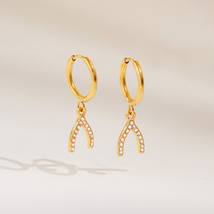 Pendientes de Acero Inoxidable Chapados en Oro de 18K J&D, Pendientes Clásicos con Circonita Blanca en Forma de Hueso de la Suerte en Forma de Y - Product Image 6