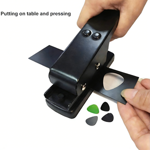 Kit Fai-da-te per Realizzare Plettri per Chitarra, Nero, Punzone da 1mm con 2 Strisce per Plettri, Portachiavi in Pelle, Strumento per Forare Plettri - Product Image 4