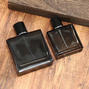 Flacon de parfum carré brun foncé de 50 ml et 100 ml en gros avec bouchon rond noir et vaporisateur pour usage personnel et commercial - Product Image 1