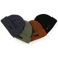 Vente en gros de bonnets d'hiver en tricot doux et chauds pour hommes et femmes, avec logo brodé en patch tissé, personnalisés